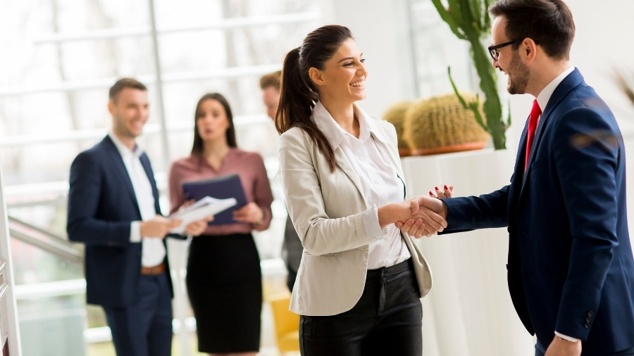 Why Partner with Arabian Wingz for Business Loans in the UAE?