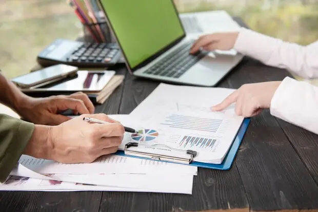 What is a Benchmarking Report in UAE