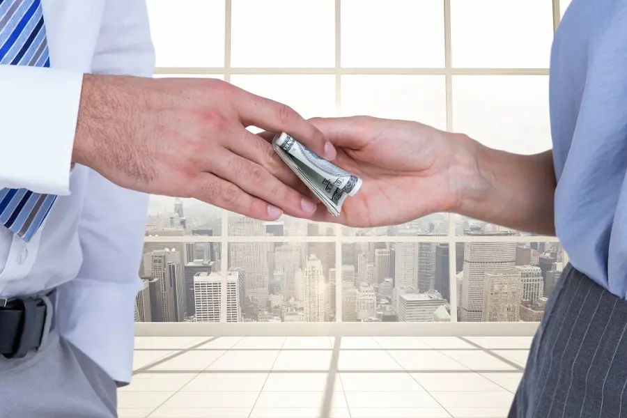 Is There a Minimum Wage in Dubai for Expatriates?